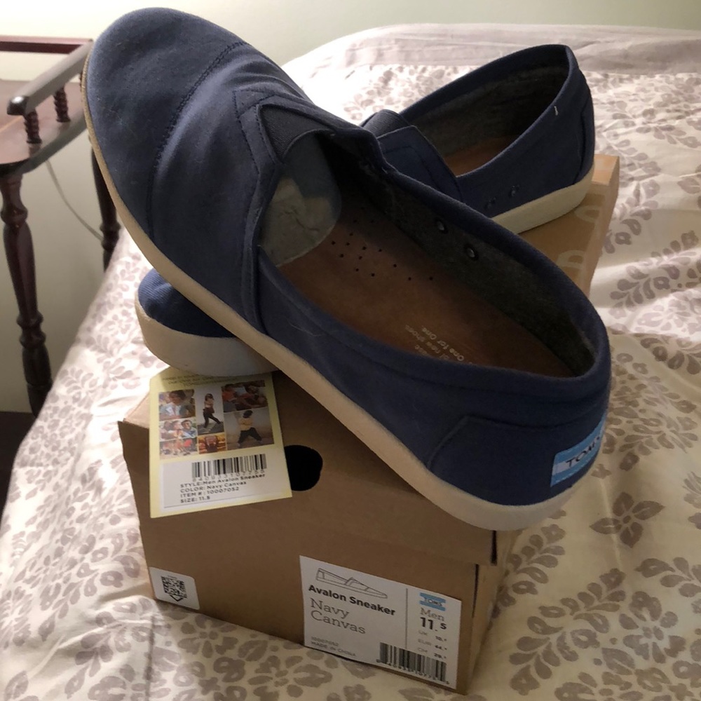 Never-Been-Worn Toms Avalon Sneakers - Navy